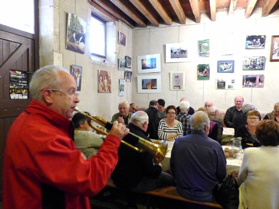 En musique avec un clairon du Rveil d'Issoudun.